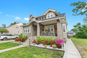 a house with flowers in the front yard at Ardmore in Ferndale