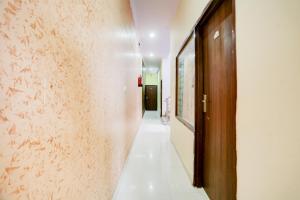 Un couloir dans un bâtiment dans l'établissement SPOT ON Hotel Umang, à Zirakpur