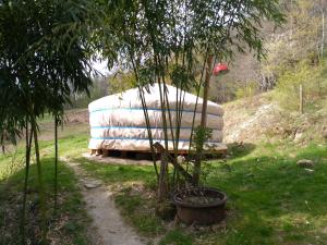 Κήπος έξω από το Yourte Morvan Insolite