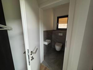 Koupelna v ubytování Dual Chalets + 21 fotografií