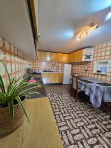 a kitchen and dining room with a table and a counter at CASA RIBEIRINHO No Coração da Natureza in Ponta do Pargo