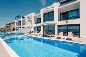 Πισίνα στο ή κοντά στο Seafront Villa with Private Pool in Dobra Voda, Montenegro