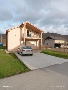 a car parked in front of a house at Apartman Kolašin in Kolašin