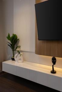 Marassi Views Direct on Pool 3BR Beach Access by Best of Bedz TV 또는 엔터테인먼트 센터