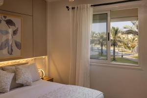 Marassi Views Direct on Pool 3BR Beach Access by Best of Bedz 객실 침대