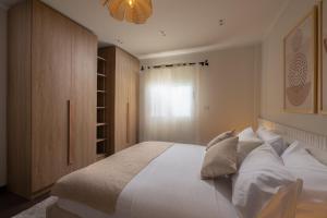 Marassi Views Direct on Pool 3BR Beach Access by Best of Bedz 객실 침대