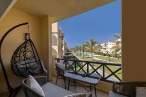 Marassi Views Direct on Pool 3BR Beach Access by Best of Bedz 발코니 또는 테라스