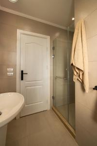 Marassi Views Direct on Pool 3BR Beach Access by Best of Bedz 욕실