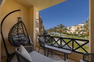 Marassi Views Direct on Pool 3BR Beach Access by Best of Bedz 발코니 또는 테라스