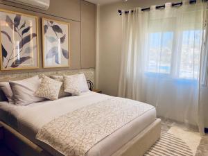 Marassi Views Direct on Pool 3BR Beach Access by Best of Bedz 객실 침대