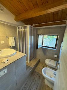a bathroom with two sinks and a toilet in it at Come a Casa in Santa Maria del Cedro
