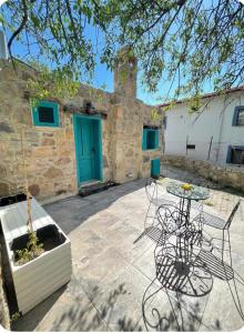 Un patio con una mesa y sillas frente a un edificio. en Gaba Dede Evleri-Bayram Evi, en Cumalı 1 foto más