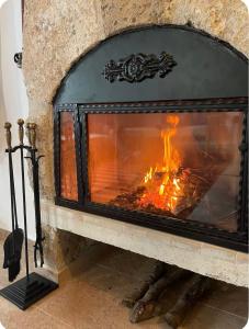 una chimenea de piedra con fuego en Gaba Dede Evleri-Bayram Evi, en Cumalı