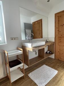 费尔兹姆斯Kleinbergsonne的浴室里有洗手池和镜子 更多32张照片