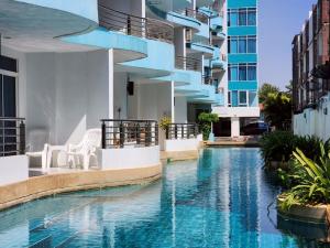a swimming pool in the middle of a building at The Beach Bangsaen Condo 327-23 in Ban Bang Saen (1)