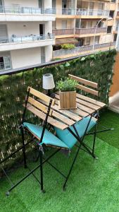 a bench on a balcony with a table and a lamp at Studio lumineux avec balcon à Nice in Nice