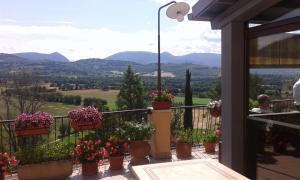 Vista generica sulle montagne o vista sulle montagne dall'interno dell'hotel