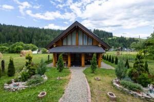 瓦特拉摩尔多维采乡Alvi的花园内的小小屋