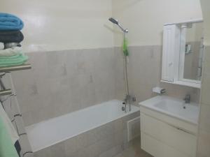 un baño con bañera y lavabo en Villa Moon, en Essaouira 79 fotos más