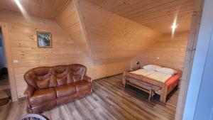 Posezení v ubytování Chata Drapula - Gospodarstwo Agroturystyczne - Apartament na wyłączność z widokiem na góry i aneksem kuchennym