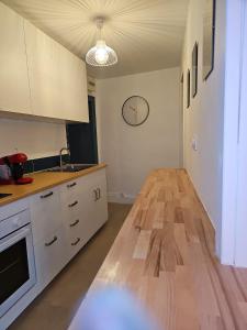 Kuchyň nebo kuchyňský kout v ubytování Appartement Refait a neuf avec accès au jardin , local vélo