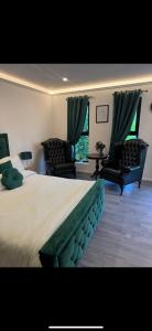 Un pat sau paturi într-o cameră la Woodland lodge green room +19 fotografii