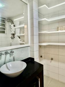 Et badeværelse på Copacabana Excellent Home