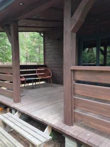 Górecko KościelneGórecko Kościelne- Domek w Lesie的小屋的木门廊,上面有长凳 更多9张照片