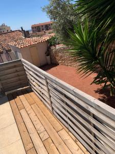 una valla de madera delante de una casa en Plus belle la vie ici, en Marsella