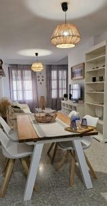 a dining room with a table and chairs at Fantástico duplex en el centro de Osuna in Osuna
