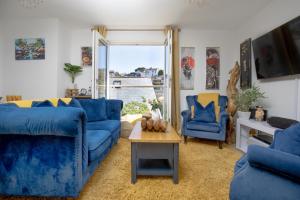 ブリクサムにあるCaptains Rest - 2 bedroom apartment in the heart of Brixhamの青いソファとテーブルのあるリビングルーム