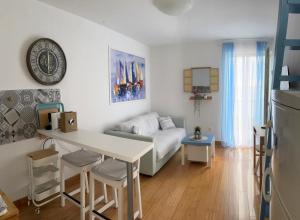 MiholašćicaIto的客厅里有一张桌子和一张沙发