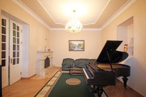 un soggiorno con pianoforte e divano di Bridge House Yerevan Armenia a Yerevan