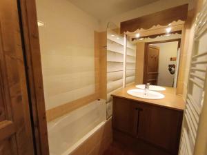 a bathroom with a sink and a bath tub at Résidence Les Airelles - appartement plein sud, parking couvert - 50m des pistes MAE-8394 in Montgenèvre +9 photos