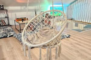 a white swing in a room with a bedroom at Maison calme et cozy avec filet suspendu à 15min de Nancy in Pompey
