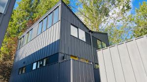 シアトルにあるBrand New Designer House 15min to downtownの白黒の外観のオフィスビル