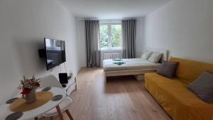 a living room with a couch and a table at Apartament u Krzyżaka in Malbork