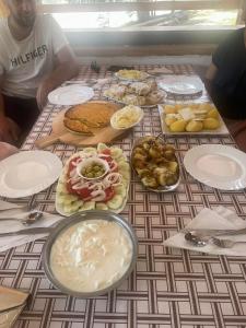 普拉夫Maslo的桌子上摆满了食物