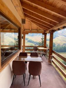 普拉夫Maslo的阳台上带桌椅的餐厅