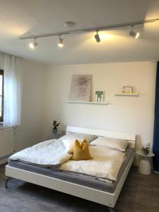 Un dormitorio con una cama grande con dos almohadas. en FeWo Auszeit, en Frensdorf