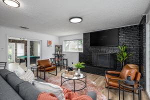 Posezení v ubytování Arlington Retreat Near Stadiums and Six Flags