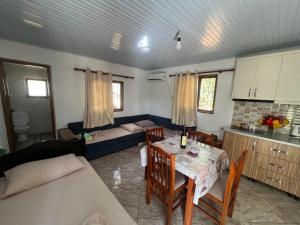 Kuchyň nebo kuchyňský kout v ubytování Oni Apartments