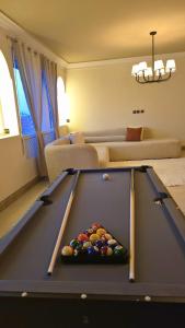 Biliár nebo kulečník v ubytování Entire Luxury Duplex Appart 3Bedroom 2Living Rooms in Top Center