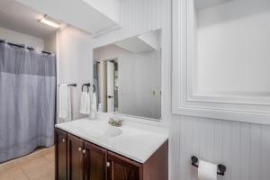 Koupelna v ubytování Arlington Retreat Near Stadiums and Six Flags + 33 fotografií