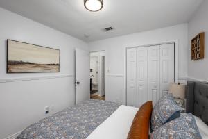 Postel nebo postele na pokoji v ubytování Arlington Retreat Near Stadiums and Six Flags