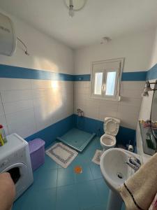 KonispolにあるTe Nana's Farmの青と白のバスルーム(洗面台、トイレ付)