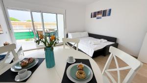 a room with a table with two plates of food on it at 105 - Beachside Renovated 1BR apt 5 min from Beach in Cambrils