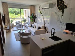 a living room with a couch and a table at Baia Kristal - Vacaciones Cartagena Colombia in Cartagena de Indias