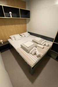 スベティ・フィリップ・イ・ヤコブにあるStayAdriatic Mobile Homes Oliveの大型ベッド1台(タオル付) +41枚の写真