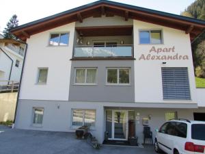 Budynek, w którym mieści się apartament